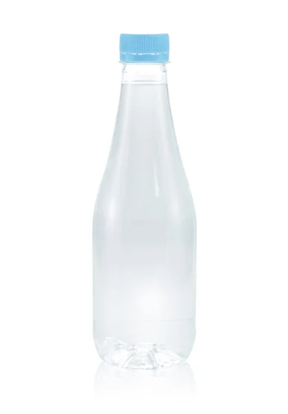 Kleine fles water. geïsoleerd op witte achtergrond — Stockfoto