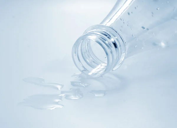 Botella con gotas de agua — Foto de Stock