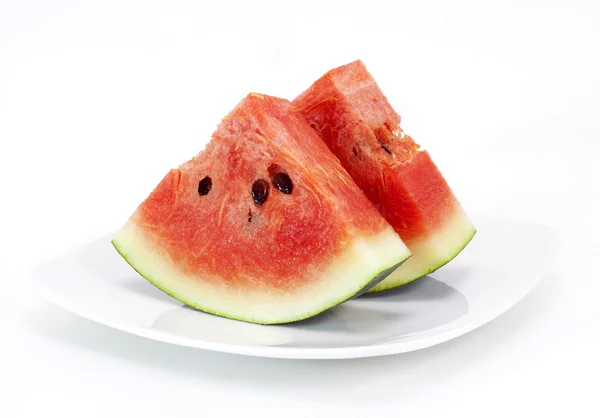 Ruwe verse watermeloen stukken op witte plaat — Stockfoto