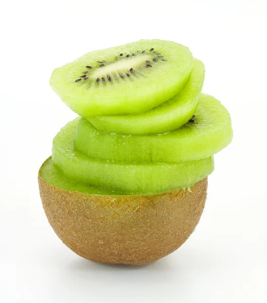 Färska bitar kiwifrukt isolerad på vit bakgrund — Stockfoto