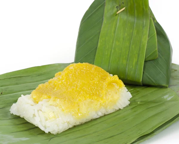 Thailändsk efterrätt, klibbigt ris med kokt vaniljkräm, insvept i banan — Stockfoto