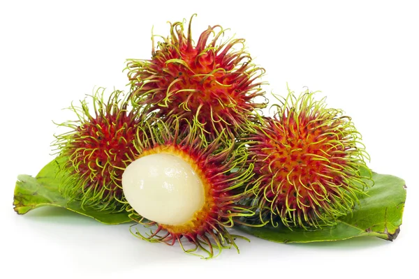 Tropische Früchte, Rambutan auf weißem Hintergrund — Stockfoto