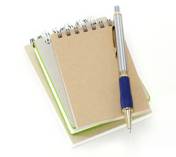 Pila de libro de encuadernación de anillos o cuaderno y pluma aislada en blanco —  Fotos de Stock