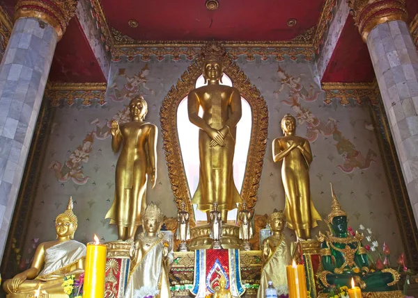 Gyllene stående buddha staty — Stockfoto