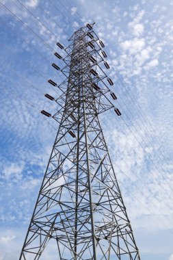 Yüksek voltaj postası. Yüksek voltajlı gökyüzü arka planı..