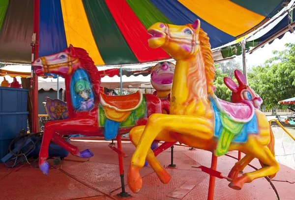 Karusell. hästar på en karneval merry go round. — Stockfoto