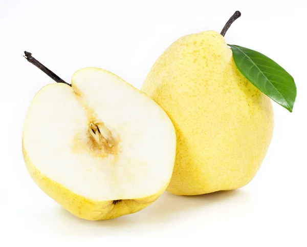 Verse peren vruchten met groen blad geïsoleerd op witte achtergrond — Stockfoto