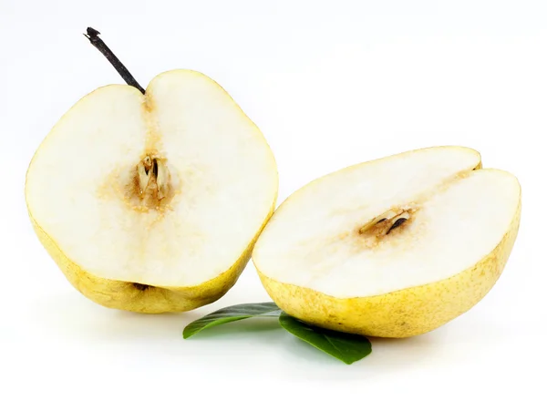 Verse peren vruchten met groen blad geïsoleerd op witte achtergrond — Stockfoto
