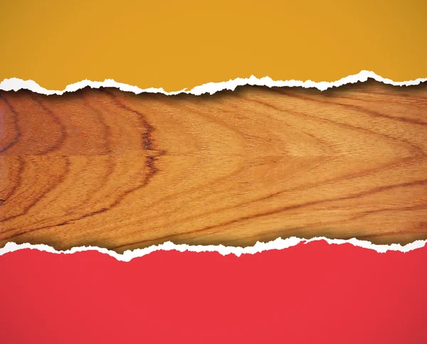 Rand aus zerrissenem Papier mit Holzhintergrund — Stockfoto