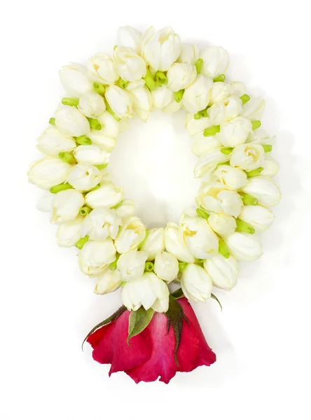 Blumengirlanden im thailändischen Stil auf weißem Hintergrund Stockbild