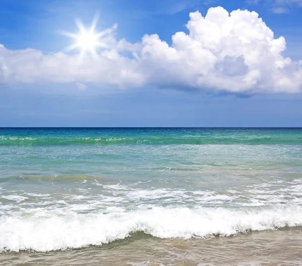 Mer tropicale et plage journée ensoleillée — Photo