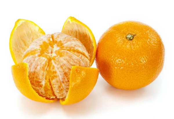 Oranje fruit op witte achtergrond — Stockfoto