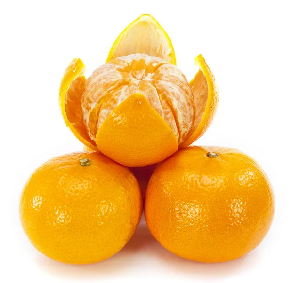 Фрукты апельсина на белом фоне — стоковое фото