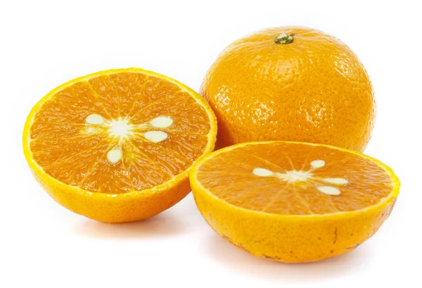 Orangene Früchte auf weißem Hintergrund — Stockfoto