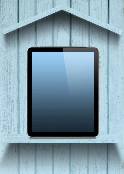 Tablet pc op blauwe hout planken achtergrond — Stockfoto