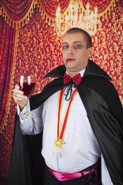 Retrato de un joven guapo con traje de conde Drácula — Foto de Stock