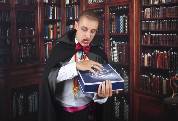 Porträt eines gutaussehenden jungen Mannes im Anzug von Graf Dracula — Stockfoto