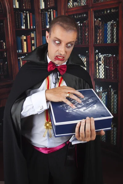 Portretul unui tânăr chipeș într-un costum de contele Dracula — Fotografie, imagine de stoc
