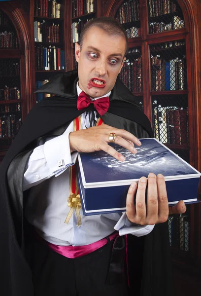 Portrait d'un beau jeune homme en costume du comte Dracula — Photo