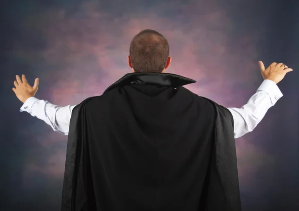 Retrato de un joven guapo con traje de conde Drácula —  Fotos de Stock