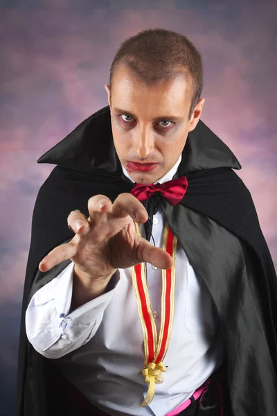 Retrato de un joven guapo con traje de conde Drácula — Foto de Stock