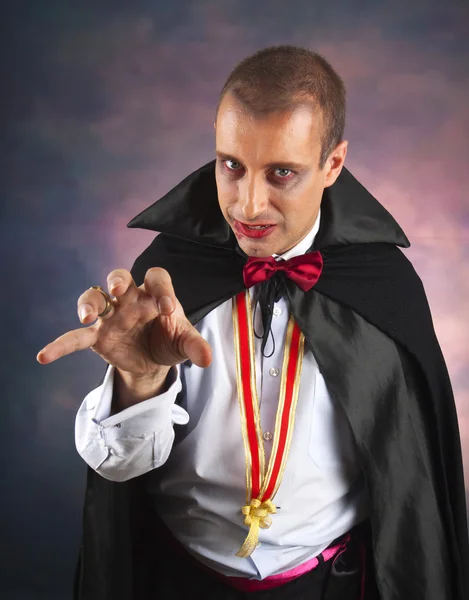 Portrait d'un beau jeune homme en costume du comte Dracula — Photo