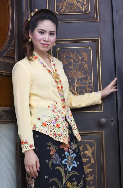 Geleneksel bir bez ile gülümseyen güzel Asyalı kadın portresi — Stok fotoğraf