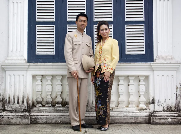 Retrato de casal asiático sorrindo com roupa tradicional peran — Fotografia de Stock