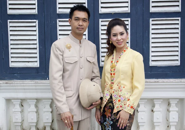 Retrato de pareja asiática sonriendo con ropa tradicional Peran —  Fotos de Stock