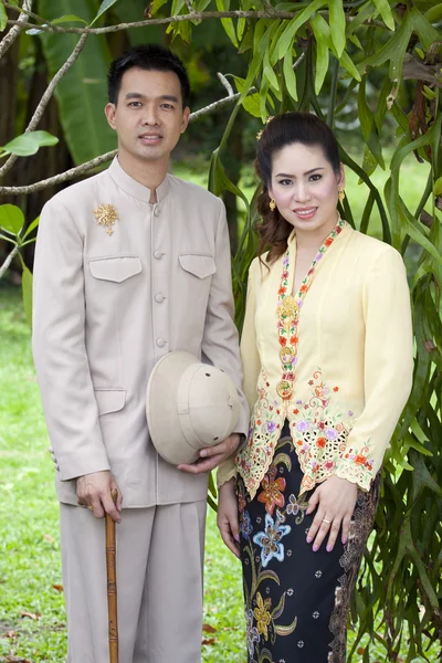 Retrato de pareja asiática sonriendo con ropa tradicional Peran — Foto de Stock