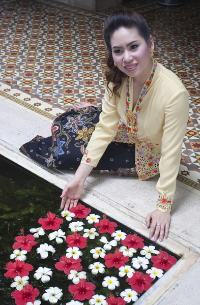 Retrato de bela mulher asiática sorrindo com pano tradicional — Fotografia de Stock