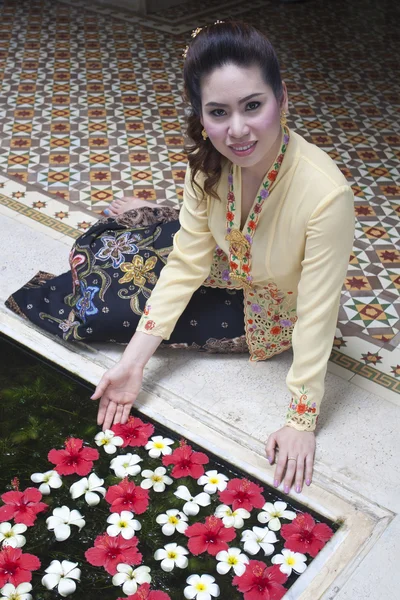 Porträt einer schönen asiatischen Frau, die mit traditionellem Tuch lächelt — Stockfoto