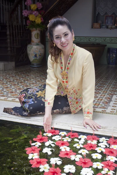 Retrato de hermosa mujer asiática sonriendo con tela tradicional — Foto de Stock