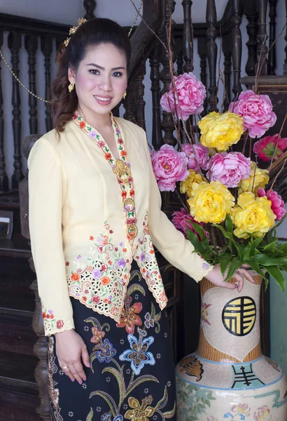 Retrato de hermosa mujer asiática sonriendo con tela tradicional — Foto de Stock