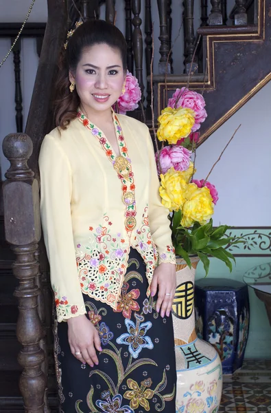 Retrato de hermosa mujer asiática sonriendo con tela tradicional — Foto de Stock