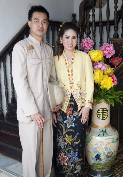 Retrato de pareja asiática sonriendo con ropa tradicional Peran —  Fotos de Stock