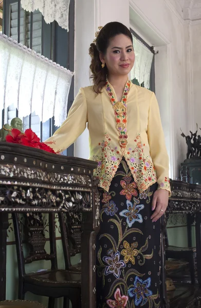Портрет красивой азиатской женщины, улыбающейся традиционной тканью — стоковое фото