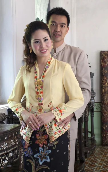 Retrato de casal asiático sorrindo com roupa tradicional peran — Fotografia de Stock