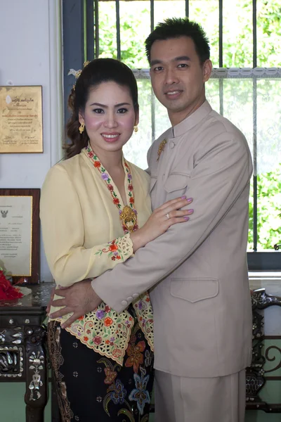 Retrato de casal asiático sorrindo com roupa tradicional peran — Fotografia de Stock