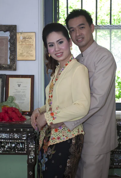 Retrato de pareja asiática sonriendo con ropa tradicional Peran —  Fotos de Stock