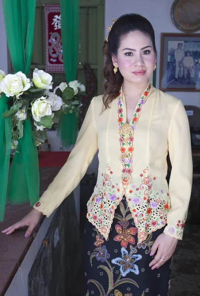 Portret van mooie Aziatische vrouw die lacht met traditionele doek — Stockfoto