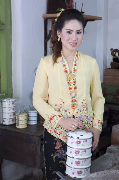 Retrato de hermosa mujer asiática sonriendo con tela tradicional — Foto de Stock