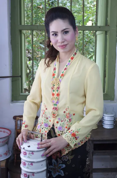 Geleneksel bir bez ile gülümseyen güzel Asyalı kadın portresi — Stok fotoğraf