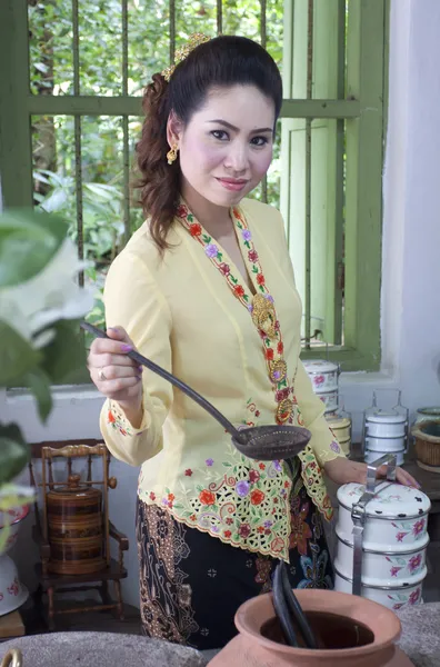 Retrato de bela mulher asiática sorrindo com pano tradicional — Fotografia de Stock