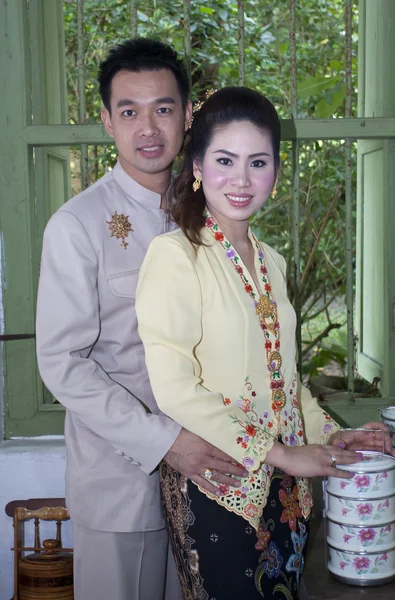 Retrato de pareja asiática sonriendo con ropa tradicional Peran — Foto de Stock