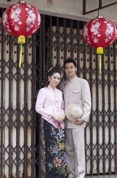 Portret van paar Aziatische lachend met traditionele kleding peran — Stockfoto