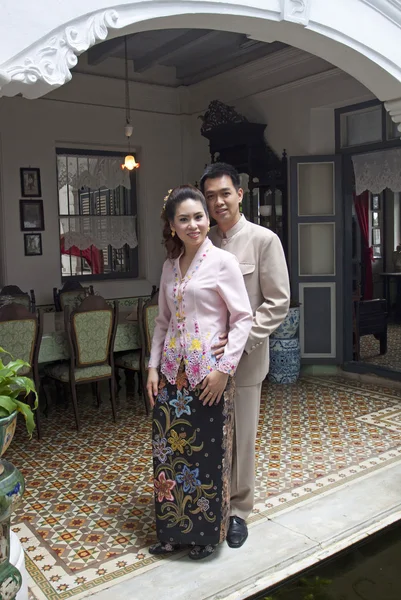 Retrato de casal asiático sorrindo com roupa tradicional peran — Fotografia de Stock