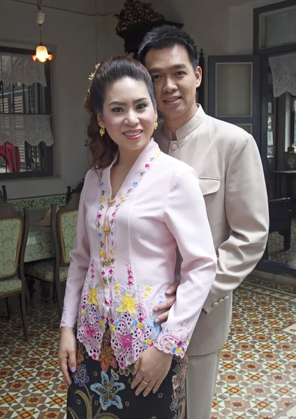 Портрет пары азиатской улыбки с традиционной одеждой Peran — стоковое фото