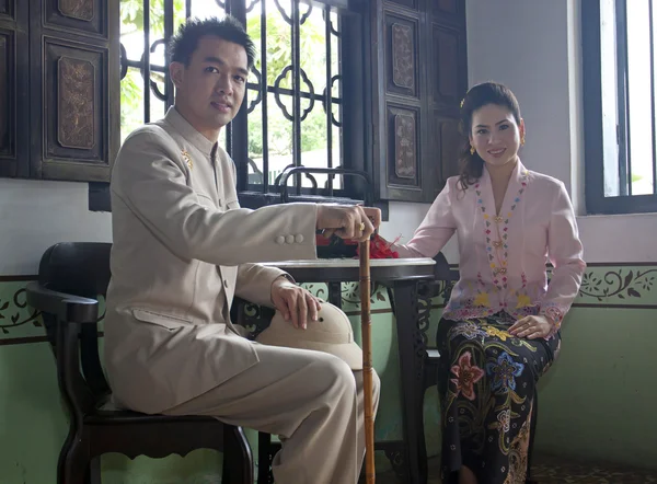 Retrato de pareja asiática sonriendo con ropa tradicional Peran —  Fotos de Stock