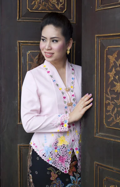 Porträt einer schönen asiatischen Frau, die mit traditionellem Tuch lächelt — Stockfoto